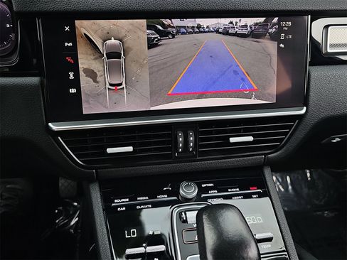 Used 2022 Porsche Cayenne Platinum Edition image 23