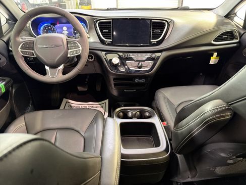 Used 2025 Chrysler Pacifica Select FWD image 22