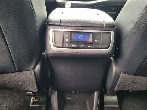 Used 2019 Toyota Highlander image 17