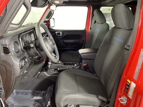 Used 2025 Jeep Wrangler Unlimited Rubicon 4xe w/ Convenience Group image 15