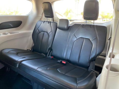Used 2024 Chrysler Pacifica Limited FWD image 29