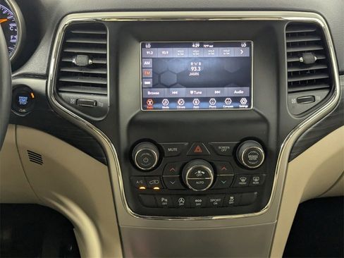 Used 2019 Jeep Grand Cherokee Laredo image 19