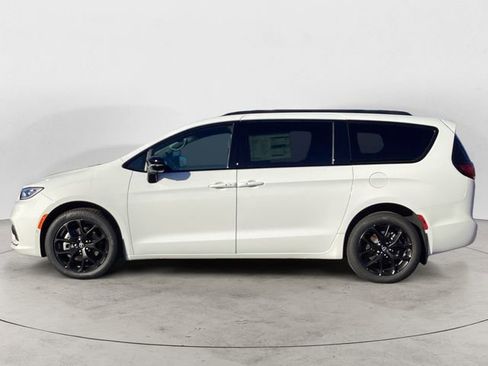New 2026 Chrysler Pacifica Select w/ S Appearance Package image 2