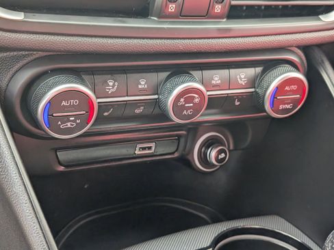 Used 2023 Alfa Romeo Giulia Veloce image 23