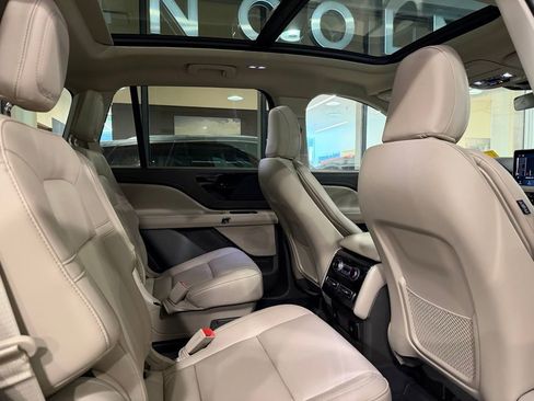 Used 2023 Lincoln Aviator AWD w/ Premium Package image 20