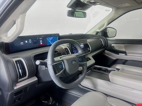 Used 2025 Ford Expedition Active RWD image 9
