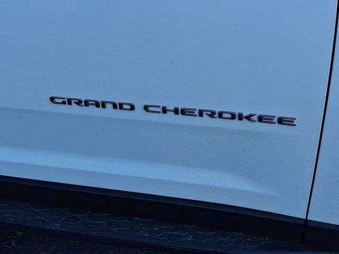 Used 2023 Jeep Grand Cherokee Laredo image 5