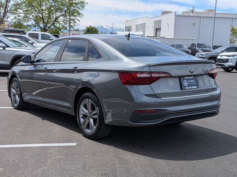 Used 2024 Volkswagen Jetta SE w/ Panoramic Sunroof Package FWD image 9