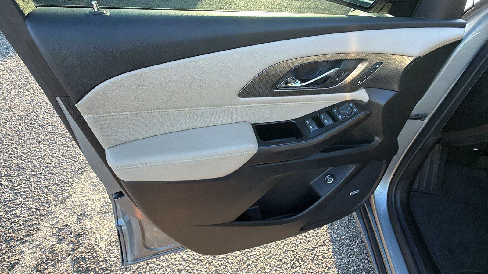 Used 2023 Chevrolet Traverse Premier FWD image 14