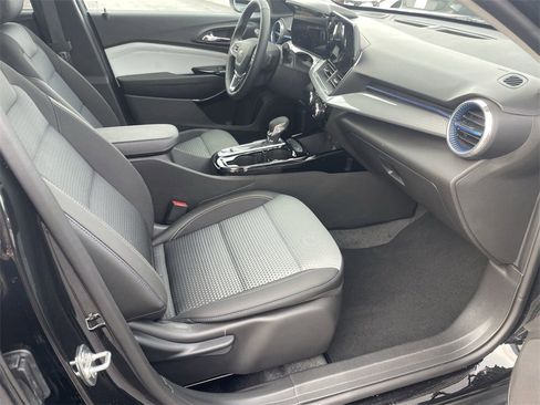 Used 2025 Chevrolet Trax LT w/ Driver Confidence Package image 31