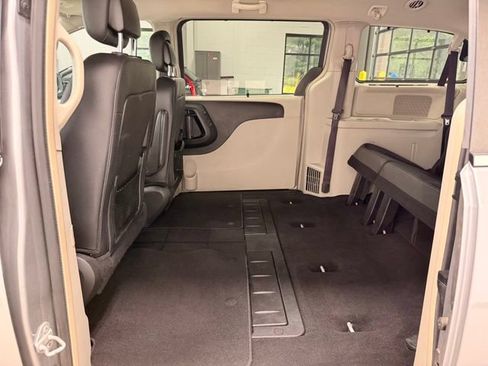 Used 2015 Chrysler Town & Country Touring-L w/ Driver Convenience Group FWD image 18