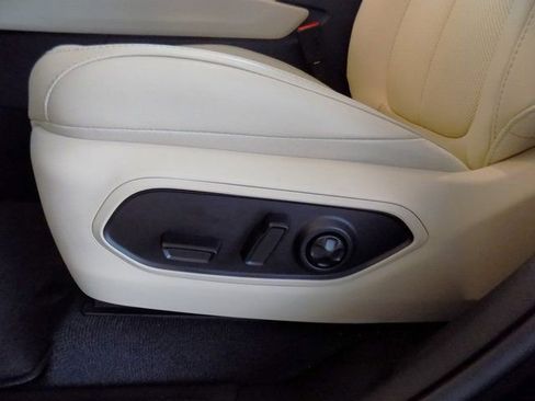 New 2026 Jeep Grand Cherokee Limited w/ Luxury Tech Group II RWD image 23