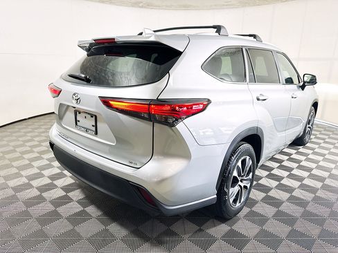Used 2023 Toyota Highlander XLE FWD image 3