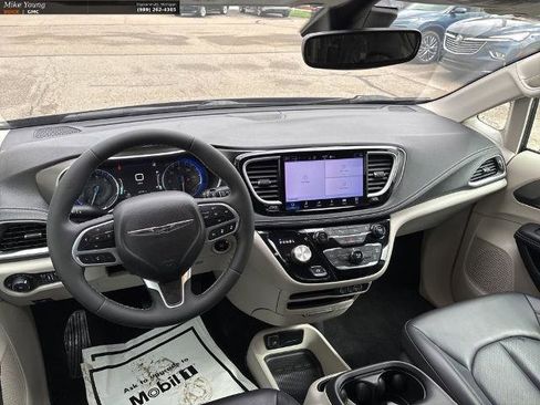 Used 2023 Chrysler Pacifica Touring-L FWD image 16