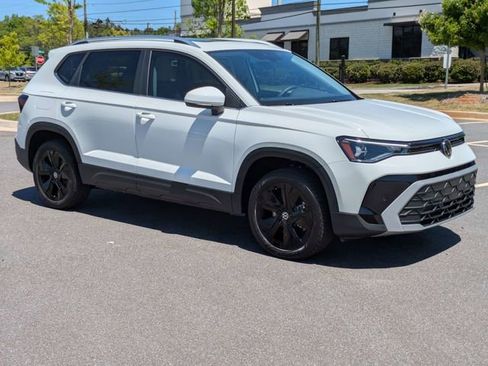 New 2026 Volkswagen Taos SE FWD image 2