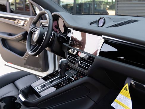 Certified 2026 Porsche Macan AWD/4WD image 37