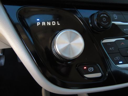 Used 2022 Chrysler Pacifica Touring-L image 21