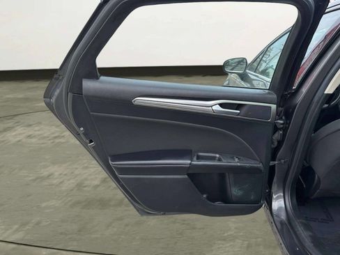 Used 2019 Ford Fusion SE FWD image 12