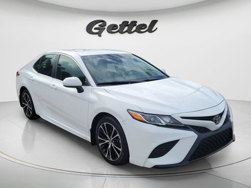 Certified 2018 Toyota Camry SE FWD image 3