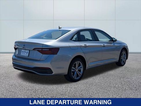 Used 2023 Volkswagen Jetta SE w/ Panoramic Sunroof Package FWD image 5