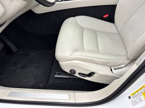 Used 2023 Volvo XC60 B5 Plus AWD/4WD image 7