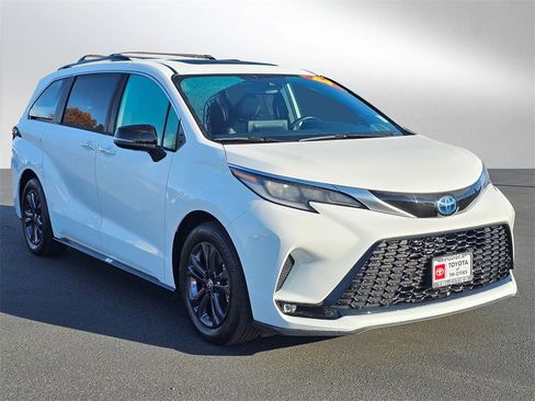 Used 2024 Toyota Sienna XSE image 7