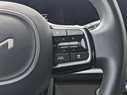 Used 2025 Kia Carnival image 24