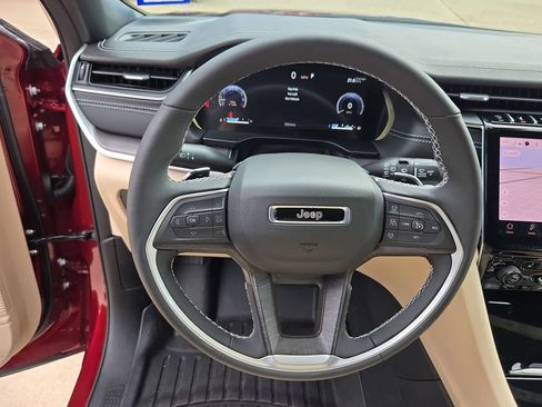 Used 2025 Jeep Grand Cherokee L Limited RWD image 17