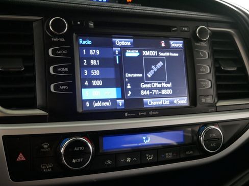 Used 2018 Toyota Highlander SE image 22