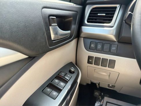 Used 2018 Toyota Highlander XLE w/ Protection Package #3 AWD/4WD image 18