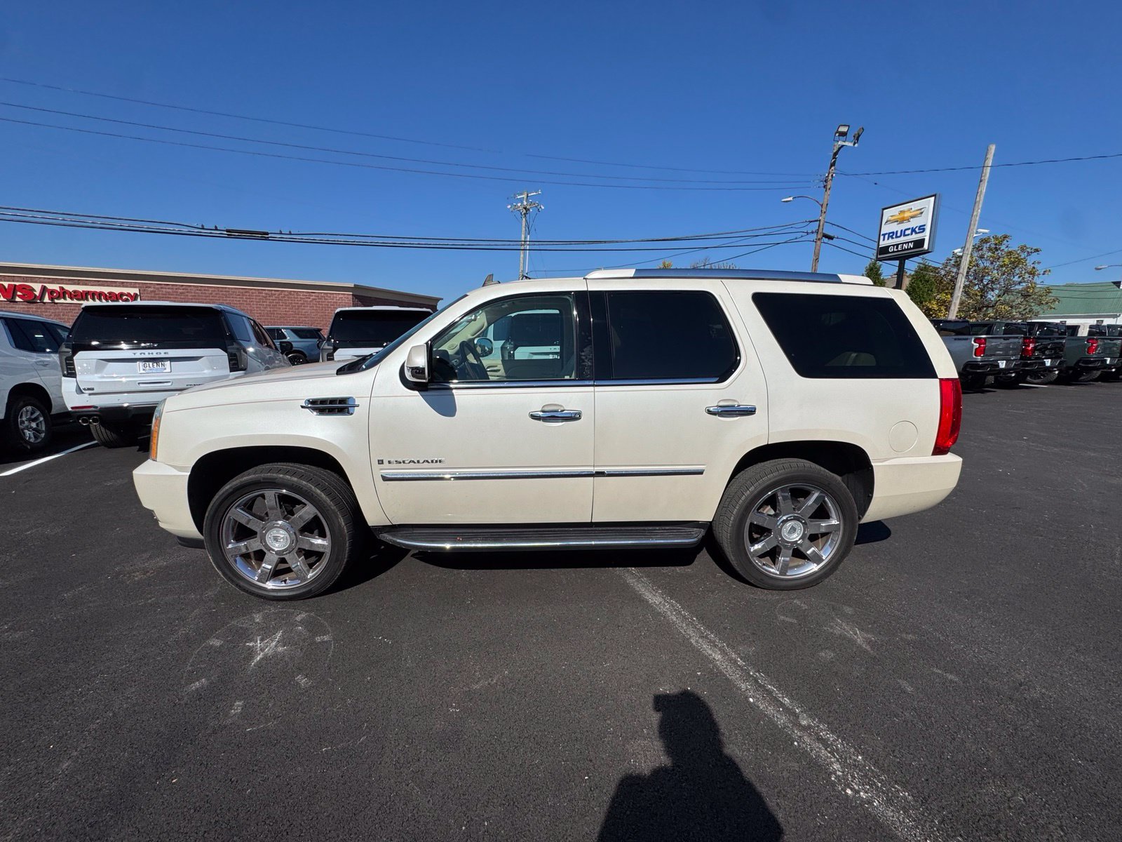 Used 2007 Cadillac Escalade AWD w/ Climate Package image 3