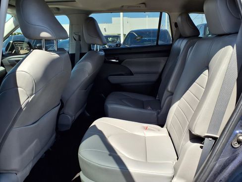 Used 2023 Toyota Highlander XLE FWD image 19