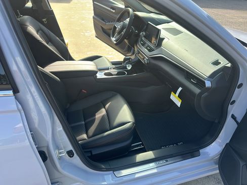 New 2025 Nissan Altima 2.5 SR image 16