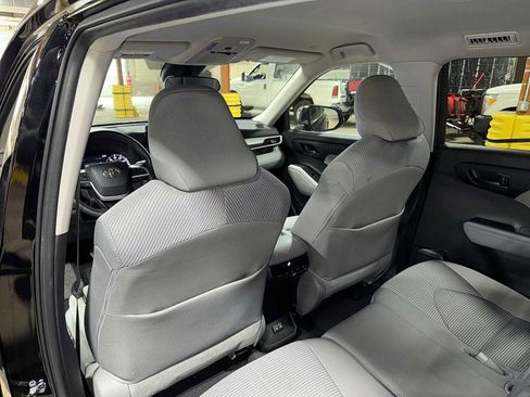 Used 2024 Toyota Highlander LE AWD/4WD image 28