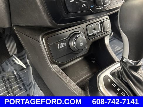 Used 2021 Jeep Renegade Sport w/ Sport Appearance Group AWD/4WD image 16