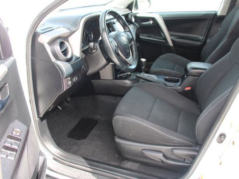 Used 2018 Toyota RAV4 XLE FWD image 11