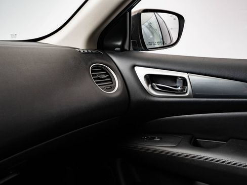 Used 2018 Nissan Pathfinder SL FWD image 37