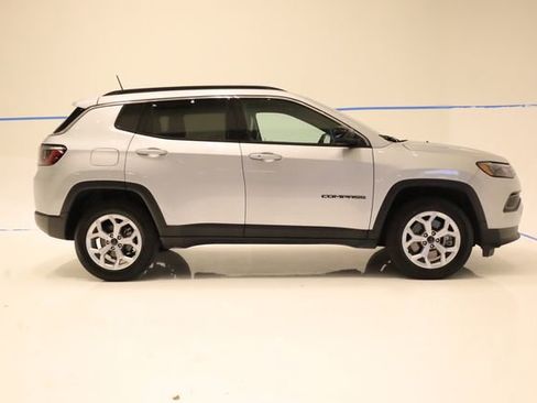 Used 2025 Jeep Compass Latitude AWD/4WD image 6