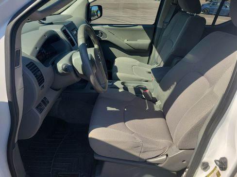 Used 2011 Nissan Frontier SV image 19