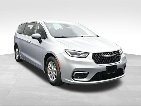 Used 2023 Chrysler Pacifica Touring-L FWD image 7