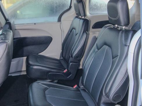 Used 2024 Chrysler Pacifica Touring-L FWD image 8