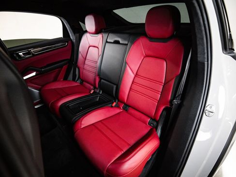 Certified 2022 Porsche Cayenne Turbo AWD/4WD image 24