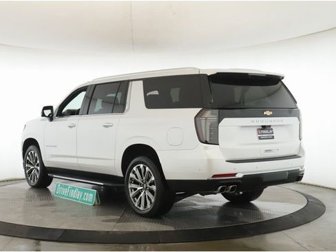 Used 2025 Chevrolet Suburban High Country image 8