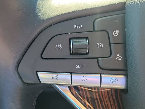 Used 2023 Cadillac Escalade Premium Luxury AWD/4WD image 10