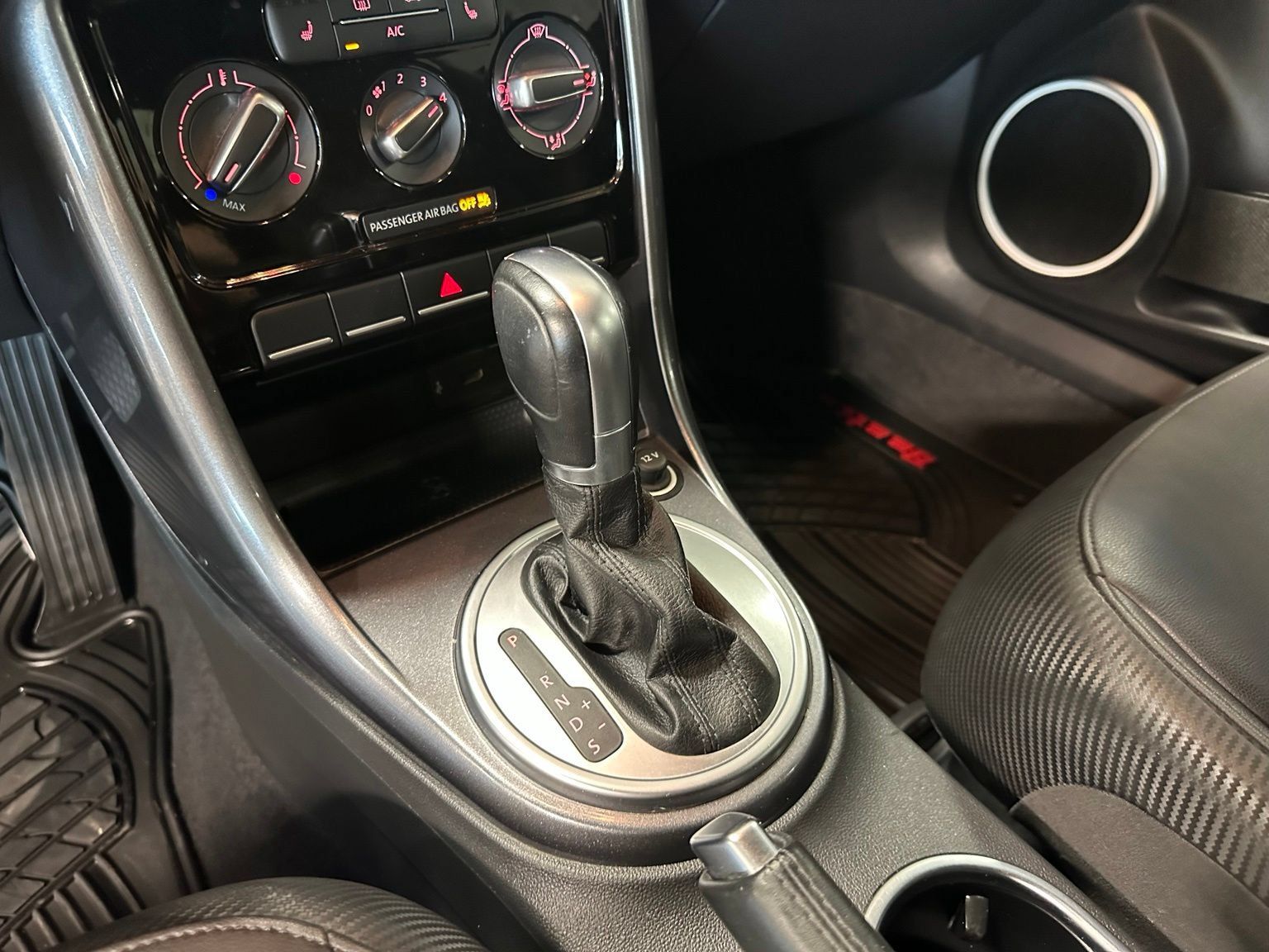 Used 2018 Volkswagen Beetle 2.0T SE FWD image 29