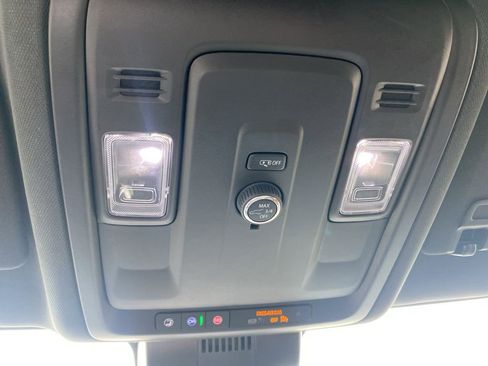 Used 2025 Chevrolet Suburban Z71 image 23