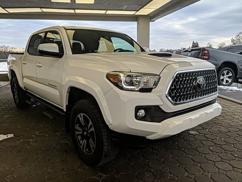 Used 2019 Toyota Tacoma TRD Sport image 3
