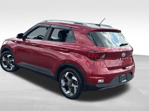 Used 2023 Hyundai Venue Limited FWD image 5