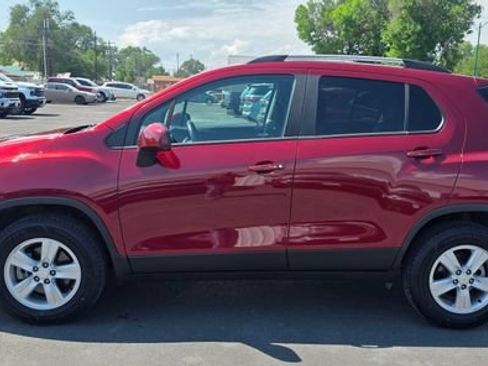 Used 2022 Chevrolet Trax LT w/ LT Convenience Package AWD/4WD image 4
