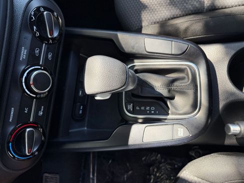 Used 2025 Kia Soul LX w/ LX Technology Package FWD image 38